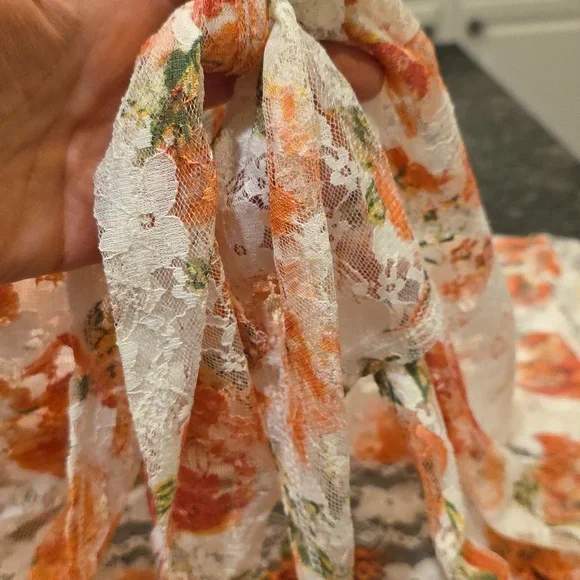 NWOT Full Circle Trends Large Lace Floral Tie-Front Top - Picture 7 of 8